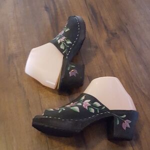Skane Toffeln - Black Leather Hand Painted Clogs